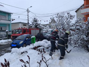 IGSU: Efectele iernii, resimţite în 11 judeţe în ultimele 24 de ore; 128 de copaci au fost doborâţi de greutatea zăpezii sau de vântul puternic. FOTO, VIDEO
