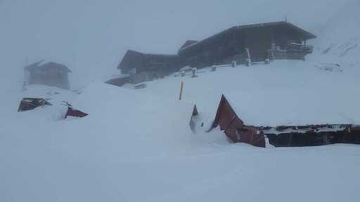 Avalanşă la Bâlea Lac; căsuţele unde vara se vând diverse produse, afectate. FOTO, VIDEO