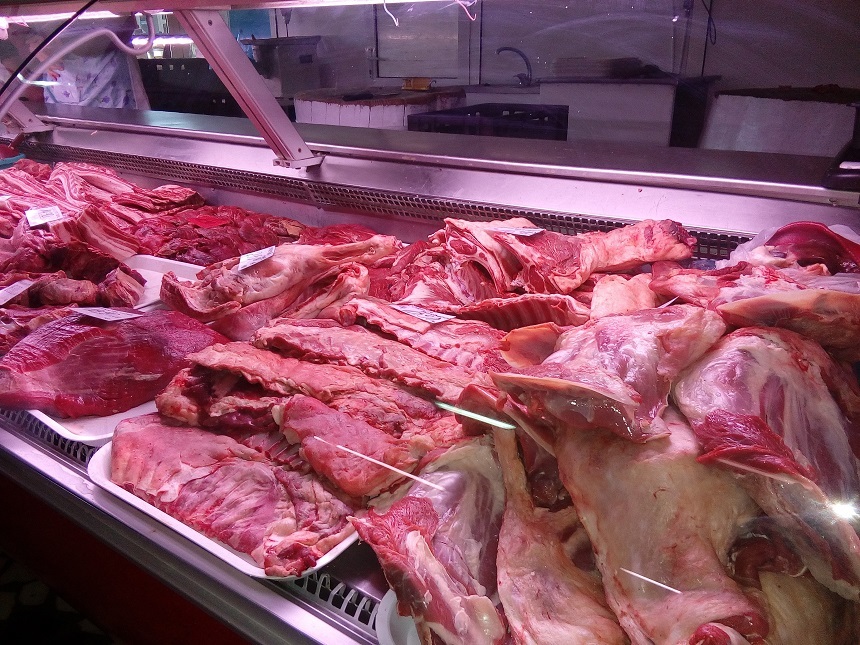 Aproape două tone de carne şi produse din carne, confiscate de inspectorii ANSVSA în urma controalelor din ultimele două săptămâni
