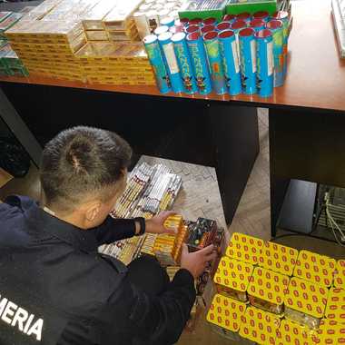 Peste 43.000 de materiale pirotehnice fără autorizaţie, găsite de jandarmi în Complexul Europa