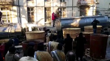 Arhiepiscopul Tomisului, aproape să cadă de pe cisterna pe care se urcase pentru a sfinţi apa care va fi îmbuteliată şi oferită credincioşilor de Bobotează. VIDEO

