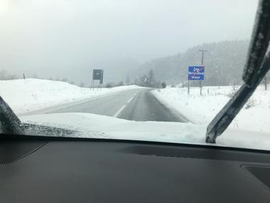 CNAIR: Nu sunt drumuri închise sau restricţionate din cauza condiţiilor meteorologice; drumarii au împrăştiat aproape 12.000 de tone de material antiderapant. FOTO/ VIDEO