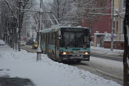 ANM: Ninsori, intensificări temporare ale vântului, precipitaţii mixte şi polei, în toate regiunile, până vineri la prânz; în Bucureşti se va depune strat nou de zăpadă de până la 16 centimetri