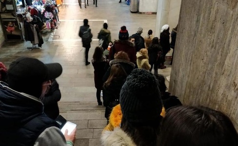 Asociaţia Elevilor din Bucureşti şi Ilfov cere Metrorex şi Ministerului Transporturilor ca elevii să îşi poată cumpăra abonamente reduse de la toate puncte de vânzare, reclamând că în prezent stau peste o oră la coadă. VIDEO