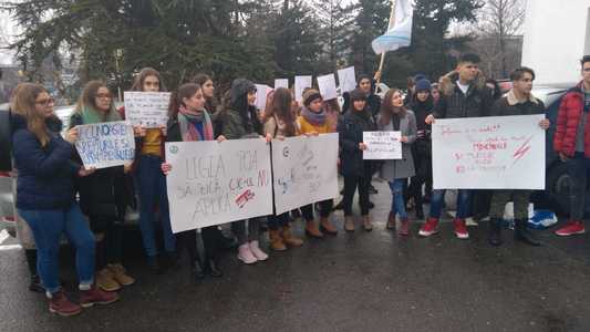 Constanţa: Aproximativ 30 de elevi au protestat în faţa Consiliului Judeţean cerând reducerea de 50 la sută la transportul judeţean. VIDEO