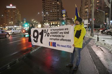 Câteva zeci de oameni manifestează în zona Ateneului, scandând ”România” şi ”Europa”. FOTO, VIDEO