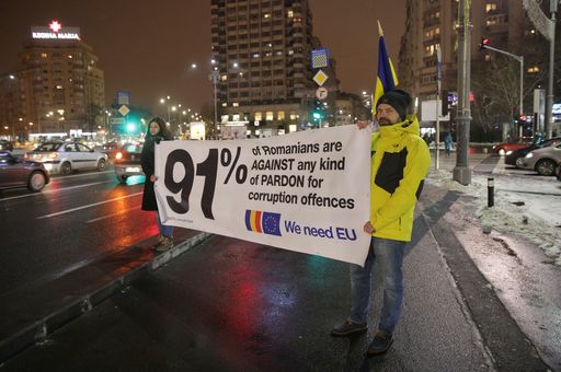 Câteva zeci de oameni manifestează în zona Ateneului, scandând ”România” şi ”Europa”. FOTO, VIDEO