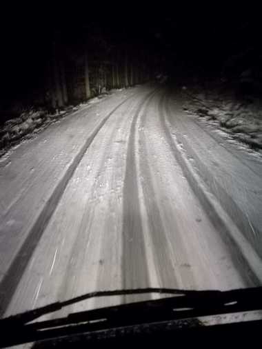 Harghita: Autocar cu 40 de pasageri, blocat pe DN 12 C în judeţul Harghita, din cauza zăpezii