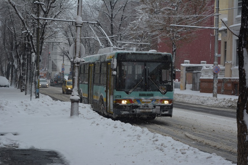 Peste 180 de utilaje de deszăpezire şi peste 1.300 de muncitori au intervenit în Capitală după ninsorile din ultimele ore