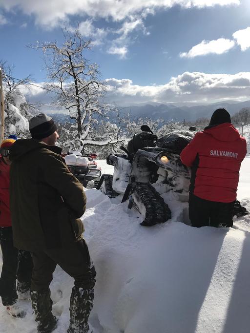 Hunedoara: Intervenţie pentru ajutorarea unor bătrâni care trăiesc într-un sat izolat de nămeţi. FOTO