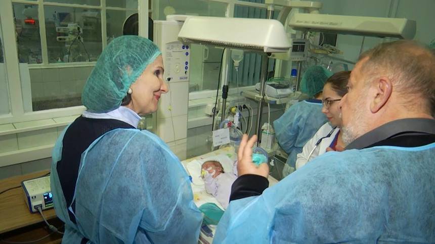 Bebeluş născut prematur, cu o greutate de 900 de grame, vizitat la Spitalul de Copii din Timişoara de ministrul Sănătăţii. FOTO