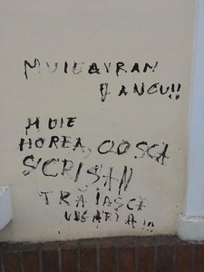 Casa memorială Avram Iancu din Târgu Mureş, mâzgălită cu o inscripţie cu conotaţii triviale, care se încheie cu urarea "Trăiască Ungaria"