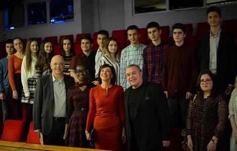 Carmen Iohannis, cu elevii la teatru, alături de ambasadorul Germaniei la Bucureşti şi de soţia acestuia