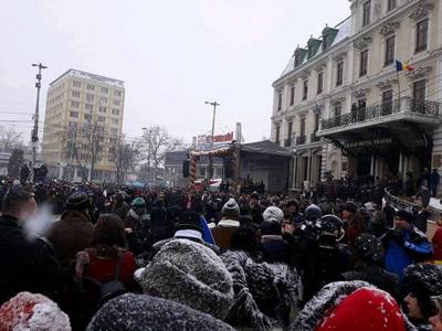Mii de persoane la manifestările organizate de Ziua Unirii Principatelor, la Iaşi; lideri ai PSD, huiduiţi
