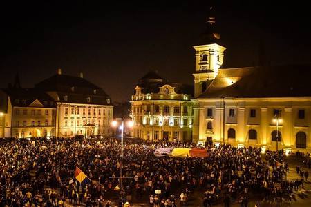 Peste cinci sute de persoane protestează la Sibiu faţă de OUG pentru contestaţia în anulare; printre protestatari s-a aflat şi senatorul USR Vlad Alexandrescu. FOTO/ VIDEO