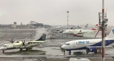 UPDATE Circulaţia trenurilor, afectată de condiţiile meteo severe; pe relaţiile Bucureşti Nord-Lehliu şi Valea Albă-Drobeta Turnu Severin. Avioanele care decolează de pe aeroporturile din Capitală au întârzieri de 40-50 minute, fiind nevoie de degivrare