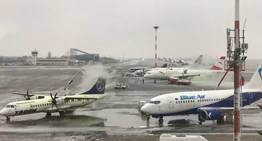 UPDATE Circulaţia trenurilor, afectată de condiţiile meteo severe; pe relaţiile Bucureşti Nord-Lehliu şi Valea Albă-Drobeta Turnu Severin. Avioanele care decolează de pe aeroporturile din Capitală au întârzieri de 40-50 minute, fiind nevoie de degivrare