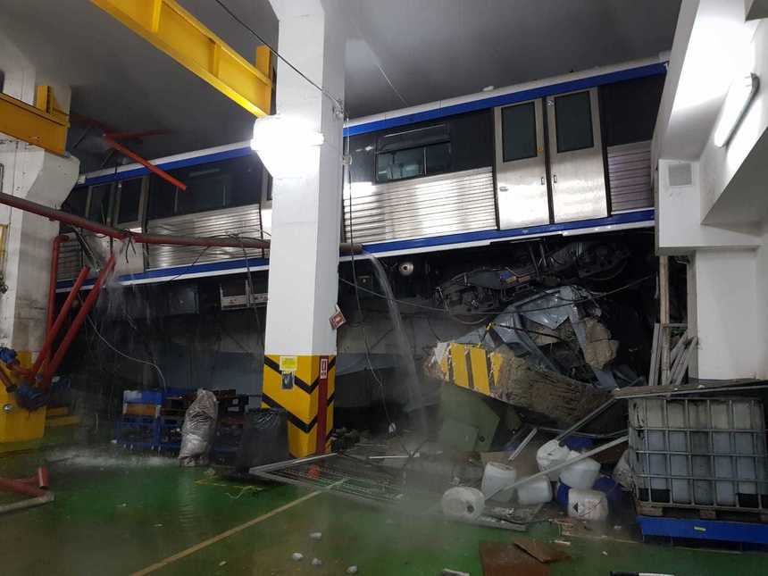 O garnitură de metrou care gara la depoul Berceni a rupt parapetul de protecţie, două vagoane au sărit de pe şine şi au rămas suspendate. FOTO