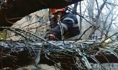 ISU Bucureşti-Ilfov: Peste 960 de solicitări au fost soluţionate, în ultimele douăzeci de ore; au fost avariate peste 120 de autoturisme. FOTO