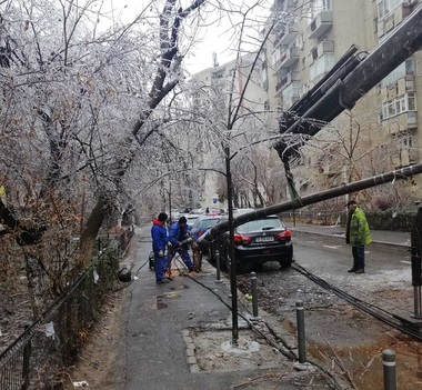 UPDATE Efecte ale vremii în 18 judeţe şi Bucureşti: s-au degajat 1.700 de copaci, stâlpi de electricitate şi cabluri electrice, fiind afectate 221 autoturisme. În Ialomiţa, 26.000 de consumatori sunt în continuare fără energie electrică