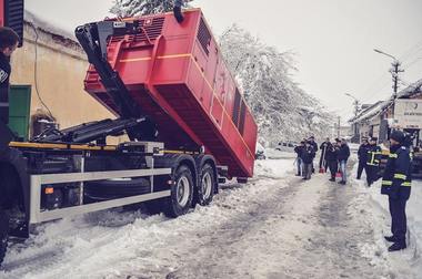 Ialomiţa: Peste 34.500 de consumatori, în continuare fără curent electric; toate drumurile judeţele rămân închise din cauza poleiului