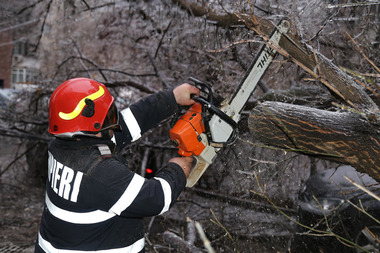 ISU Bucureşti-Ilfov: Aproape 400 de intervenţii în ultimele 24 de ore; 89 de autoturisme au fost avariate