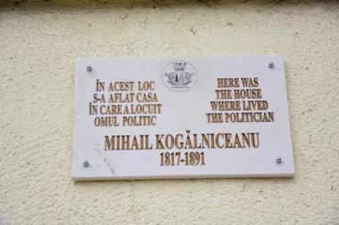 Constanţa: Nouă plachete în memoria unor artişti, oameni de cultură şi medici, montate pe faţadele imobilelor în care au locuit