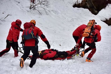 Salvamontiştii anunţă că vor rămâne cu efective mărite în zonele montane, până la finalul sezonului rece; în ultimele 24 de ore s-au produs 75 de accidente