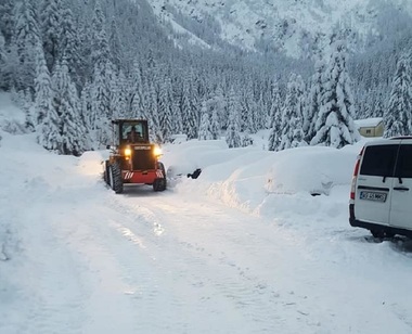 Traficul rutier pe DN 67C, între Novaci şi Rânca, a fost închis din cauza viscolului; trei utilaje au rămas blocate pe traseu. VIDEO