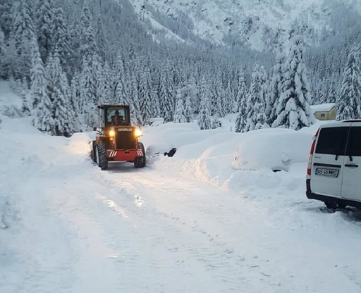 Traficul rutier pe DN 67C, între Novaci şi Rânca, a fost închis din cauza viscolului; trei utilaje au rămas blocate pe traseu. VIDEO