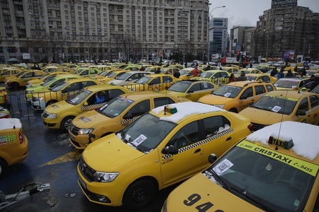Protest al transportatorilor în Capitală; 2.000 de maşini, parcate în faţa Guvernului  - restricţii de trafic - FOTO
