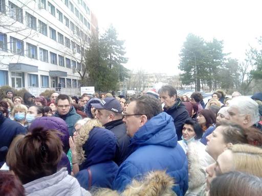 Federaţia ”Solidaritatea Sanitară”: Guvernul pune în pericol asigurarea continuităţii asistenţei medicale prin reducerea sporurilor şi blocarea tarifului orar al gărzilor