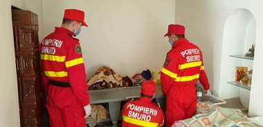 Azil de bătrâni din Timiş, închis de autorităţi, după ce au descoperit că rezidenţii trăiesc în mizerie şi au WC în curte. FOTO/ VIDEO