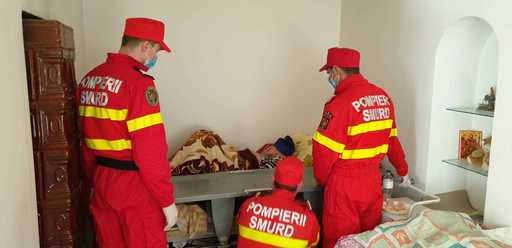 Azil de bătrâni din Timiş, închis de autorităţi, după ce au descoperit că rezidenţii trăiesc în mizerie şi au WC în curte. FOTO/ VIDEO