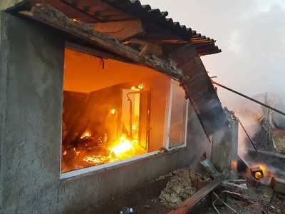 Constanţa: Patru locuinţe au fost distruse în urma unui incendiu; 25 de persoane şi-au părăsit locuinţe când au izbucnit flăcările. FOTO

