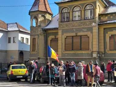 Sibiu: Aproximativ 50 de persoane au aplaudat în faţa Tribunalului Sibiu şi au strigat ”Cinste lor, cinste magistraţilor”. FOTO/ VIDEO