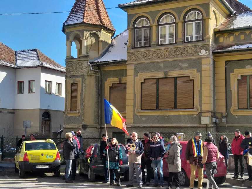 Sibiu: Aproximativ 50 de persoane au aplaudat în faţa Tribunalului Sibiu şi au strigat ”Cinste lor, cinste magistraţilor”. FOTO/ VIDEO