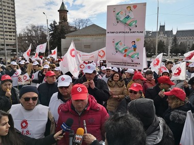 Protest al sindicaliştilor Sanitas în faţa Prefecturii Iaşi. Lider sindical: Toţi cred că în sănătate curge lapte şi miere, însă nu e adevărat