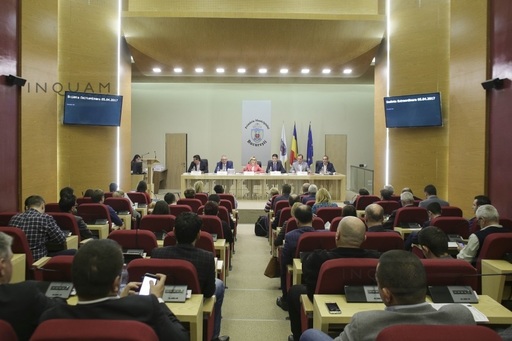 Consilierii USR Bucureşti anunţă că nu vor vota trei proiecte de hotărâri ale CGMB întrucât le consideră ilegale; între acestea, unul privind înfiinţarea Termoenergetica