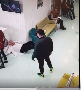 Un medic din Galaţi publică imagini în care se vede cum este agresat de un bărbat, cade şi se loveşte la cap: Postarea este un strigăt despre comportamentul multor pacienţi/Agresorul, cercetat pentru loviri şi alte violenţe - VIDEO
