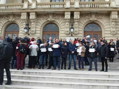 Aproape o sută de profesori şi studenţi ai Universităţii "Alexandru Ioan Cuza" din Iaşi au protestat faţă de "asaltul care se dă pentru a supune justiţia". FOTO