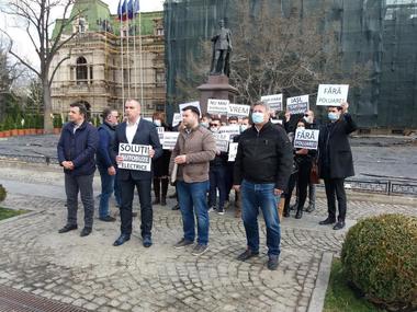 Membri ai PNL Iaşi au protestat în faţa Primăriei, nemulţumiţi de nivelul ridicat al poluării din oraş