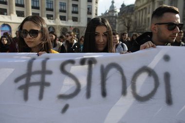 Protestul ”România vrea autostrăzi”: Trafic blocat în centrul Capitalei şi lanţ uman în Piaţa Universităţii. Reprezentanţa CE: În perioada 2014-2020, 6.3 miliarde de euro au fost puse la dispoziţia României pentru infrastructură - FOTO/ VIDEO