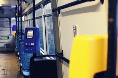 Timişorenii vor putea plăti biletul de călătorie cu cardul bancar la POS-uri montate în mijloacele de transport în comun