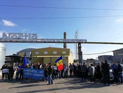 Protest al angajaţilor Nestle de la Timişoara, nemulţumiţi de salariile compensatorii, după anunţul privind închiderea fabricii
