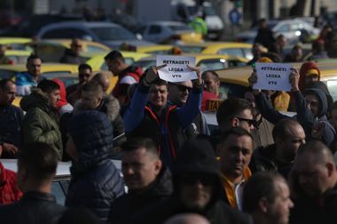 Preşedinte Federaţia Operatorilor Români de Transport: Avem angajamentul concret că, în prima şedinţă de Guvern de săptămâna viitoare, prima ordonanţă va pleca către Monitorul Oficial; Este clar că vom pleca de aici cu problema rezolvată. FOTO