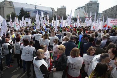 Miting al grefierilor în Piaţa Victoriei din Bucureşti; la ora 12.00 o delegaţie va intra în sediul Guvernului pentru discuţii. FOTO