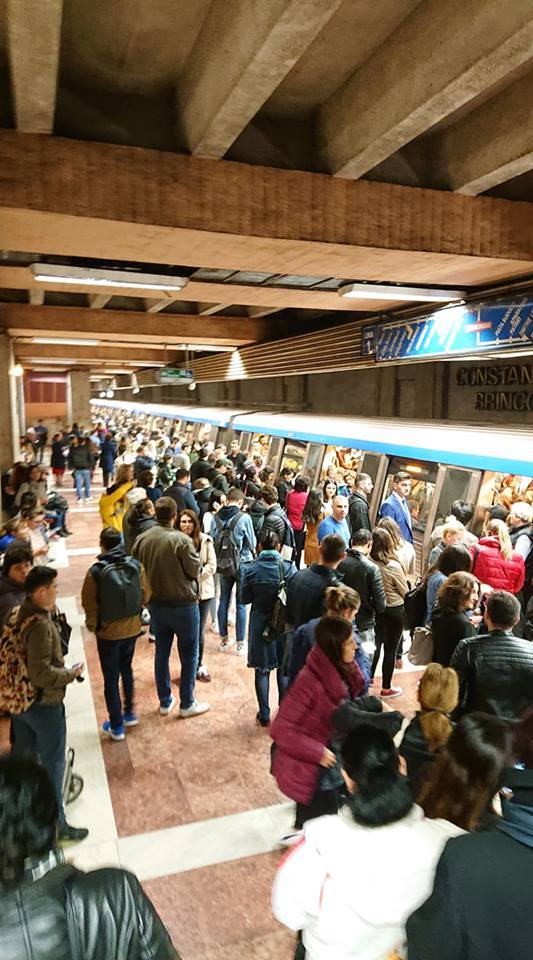 Aglomeraţie la metrou şi circulaţie îngreunată după o defecţiune la un tren care mergea spre Pipera, pe Magistrala 2