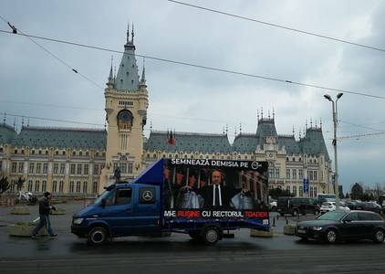 Camion cu fotografia ministrului Justiţiei şi mesajul "Mi-e ruşine cu rectorul Toader", plimbat pe străzile Iaşiului. FOTO, VIDEO