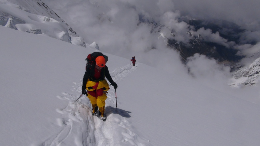 Alpinistul Horia Colibăşanu pleacă spre Himalaya, într-o nouă expediţie; vrea să deschidă o rută nouă pe Dhaulagiri (8.167 de metri), fără oxigen şi fără şerpaşi